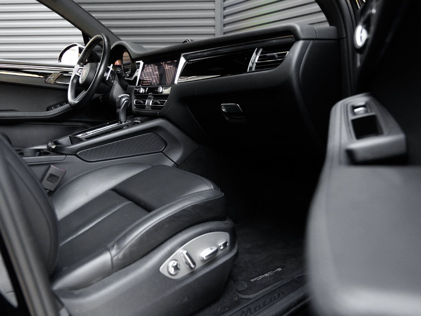 Used 2023 Porsche Macan AWD/4WD image 34