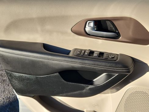 Used 2024 Chrysler Voyager LX image 8