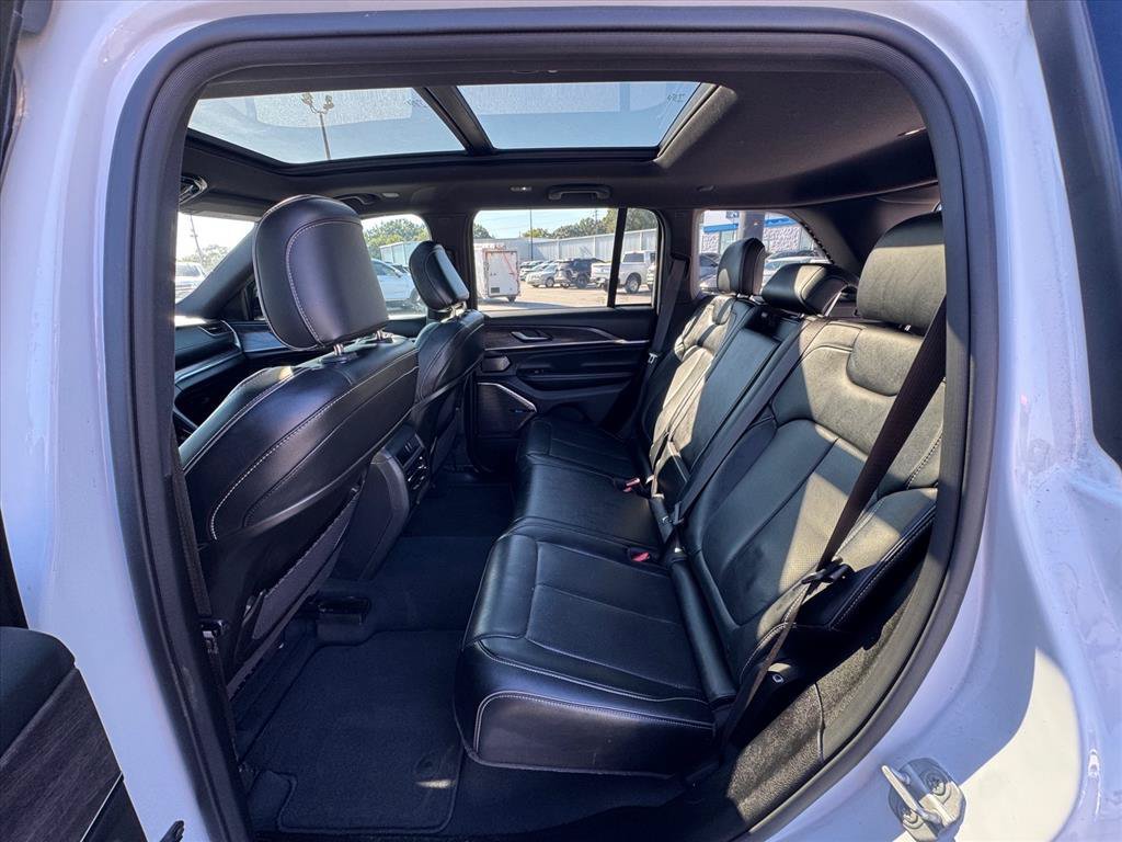 Used 2023 Jeep Grand Cherokee Overland AWD/4WD image 13