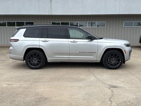 New 2026 Jeep Grand Cherokee L Summit w/ Obsidian Package AWD/4WD image 2