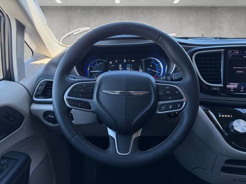Used 2024 Chrysler Pacifica Select image 21