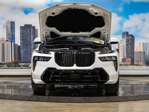 Used 2025 BMW X7 xDrive40i w/ M Sport Package AWD/4WD image 4