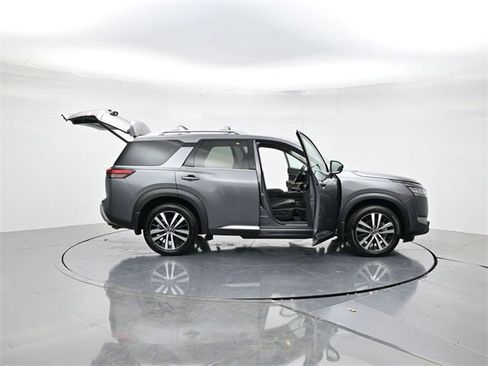 Used 2024 Nissan Pathfinder Platinum image 44