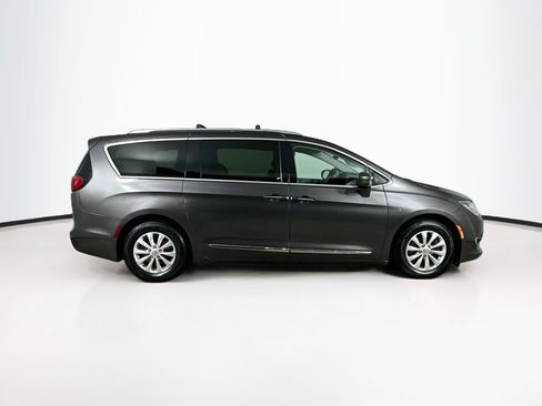 Used 2018 Chrysler Pacifica Touring-L FWD image 10