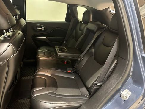 Used 2019 Jeep Cherokee Latitude Plus w/ Cold Weather Group image 17