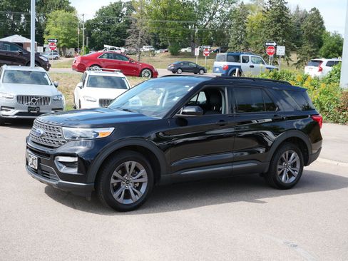 Used 2023 Ford Explorer XLT w/ Equipment Group 202A AWD/4WD image 3