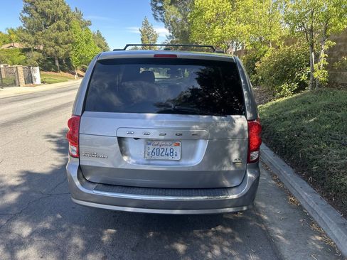 Used 2019 Dodge Grand Caravan SXT image 4