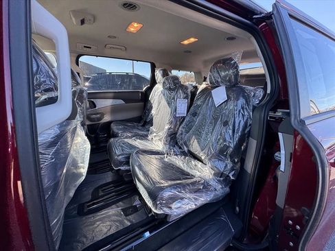 New 2026 Kia Carnival EX image 9