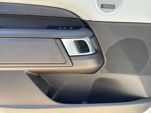 Used 2018 Land Rover Discovery HSE image 12