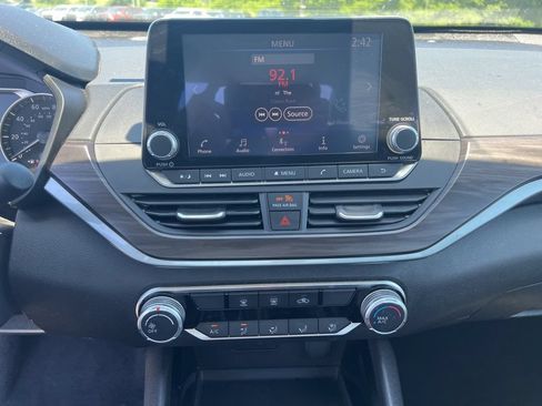 Used 2024 Nissan Altima 2.5 SV FWD image 8