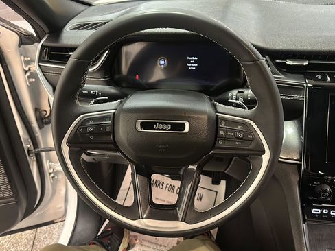 Used 2023 Jeep Grand Cherokee Altitude image 19