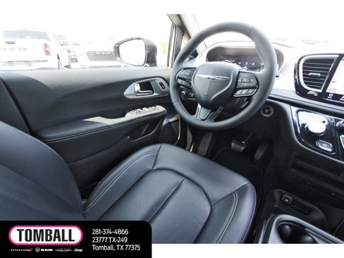 Used 2024 Chrysler Pacifica Limited FWD image 9