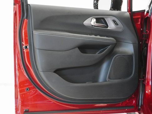 New 2026 Chrysler Pacifica Select image 13