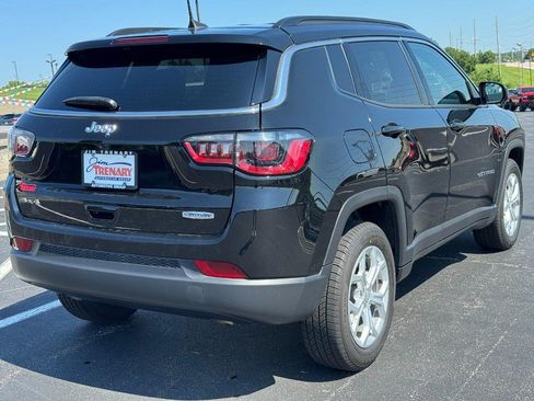 Used 2024 Jeep Compass Latitude w/ Convenience Group AWD/4WD image 3
