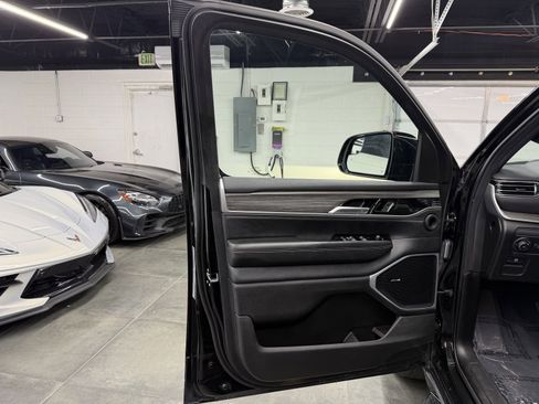 Used 2024 Jeep Wagoneer Series III image 21