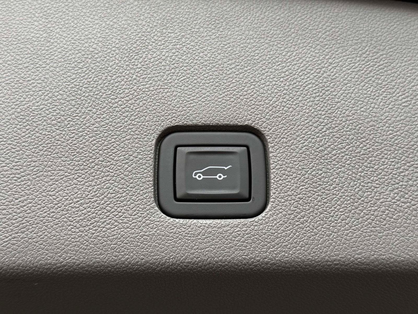 Used 2024 Cadillac XT6 Premium Luxury w/ Technology Package AWD/4WD image 18