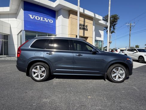 Certified 2022 Volvo XC90 T5 Momentum image 2