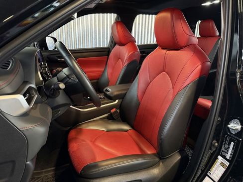 Used 2023 Toyota Highlander XSE image 12