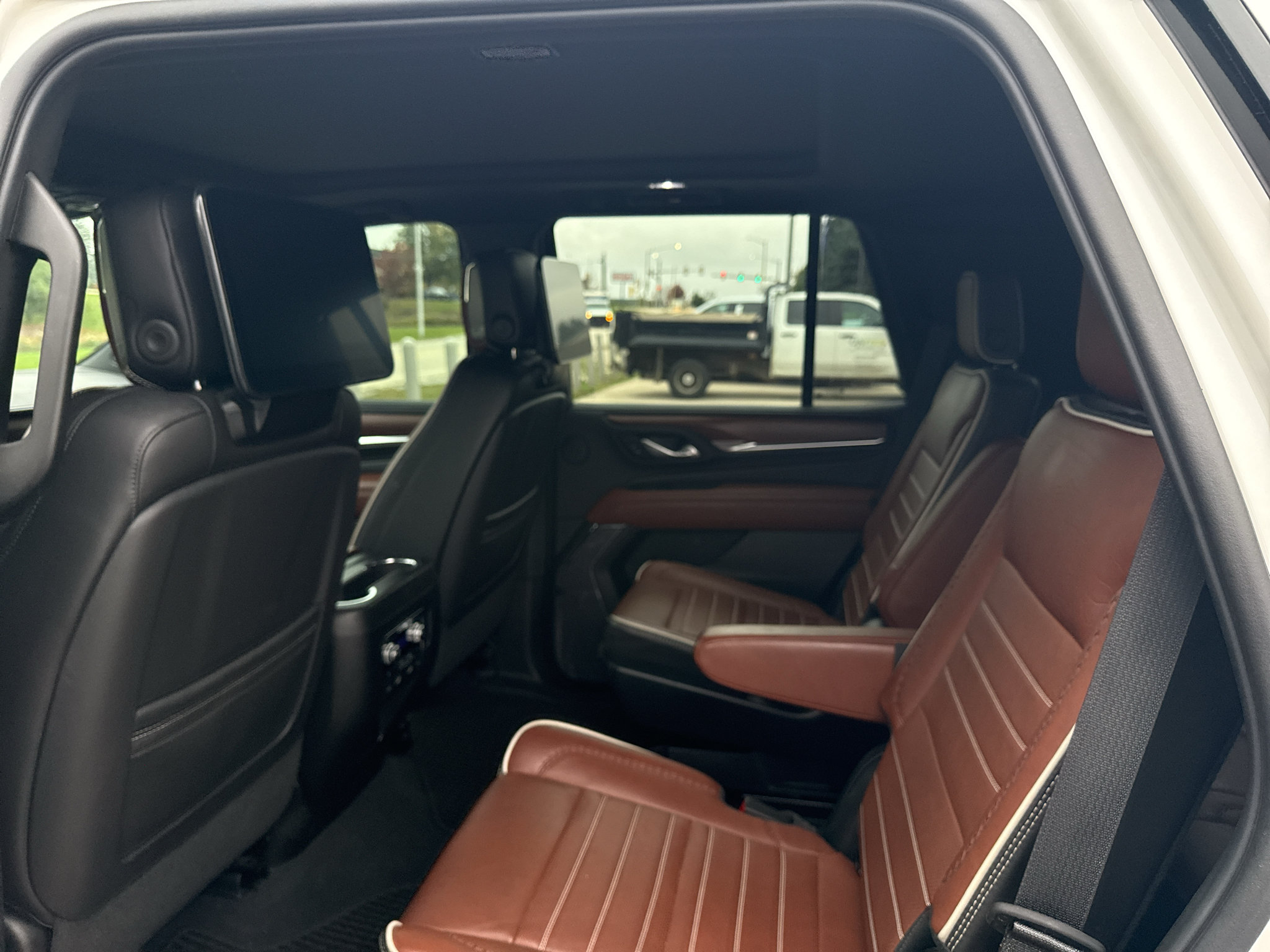 Used 2023 GMC Yukon Denali Ultimate AWD/4WD image 9