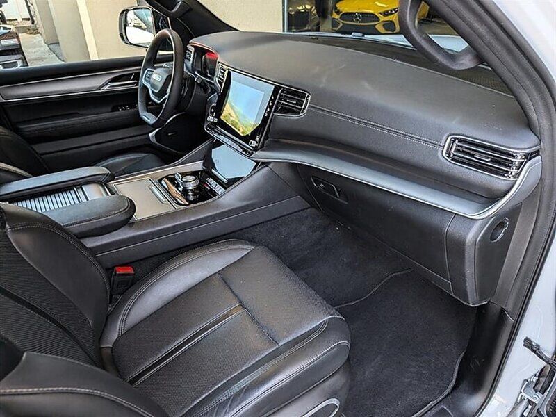 Used 2025 Jeep Wagoneer Series II w/ 8-Passenger Seating Package AWD/4WD image 4