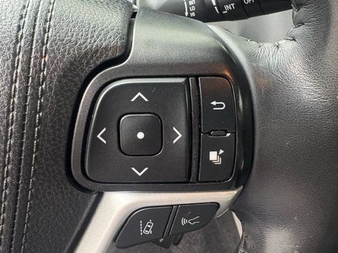 Used 2019 Toyota Highlander XLE FWD image 25