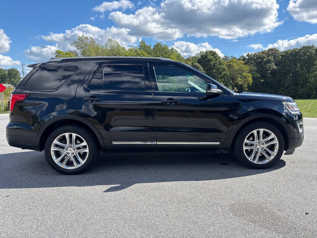 Used 2017 Ford Explorer XLT w/ Equipment Group 202A FWD image 6