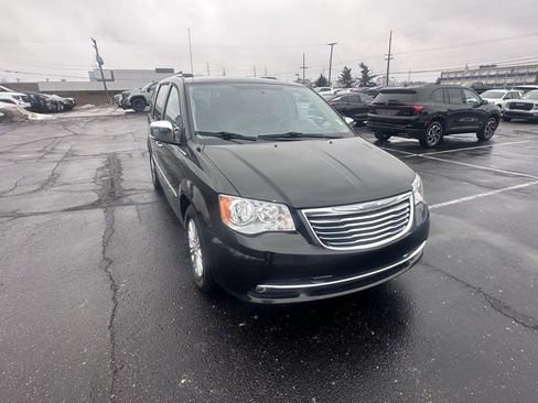 Used 2016 Chrysler Town & Country Limited image 7