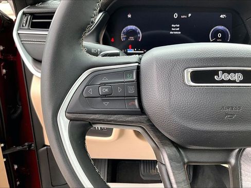 Used 2024 Jeep Grand Cherokee Limited image 17