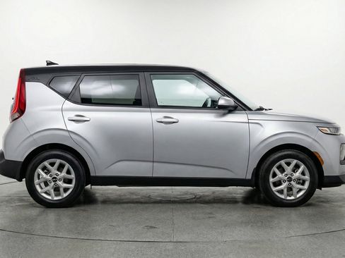 Used 2025 Kia Soul LX w/ LX Technology Package FWD image 11