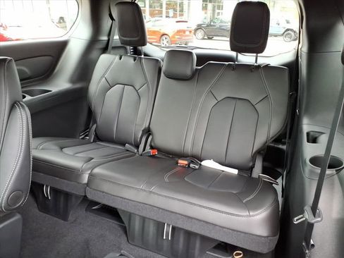 New 2026 Chrysler Pacifica Select image 13