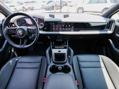Certified 2025 Porsche Cayenne image 24