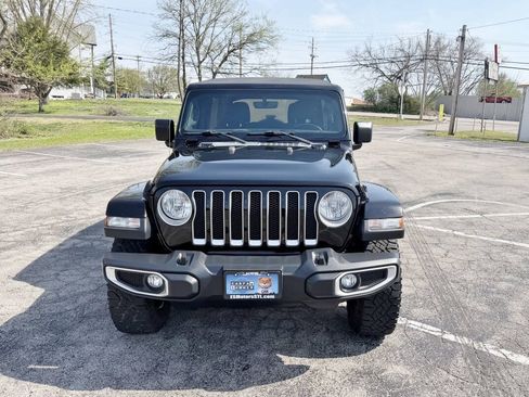 Used 2018 Jeep Wrangler Unlimited Sahara AWD/4WD image 2