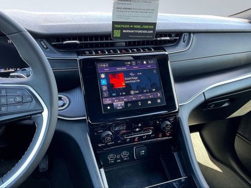 Used 2025 Jeep Grand Cherokee Altitude image 10