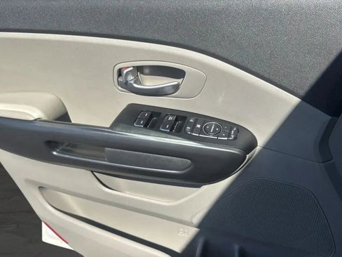 Used 2017 Kia Sedona LX FWD image 15