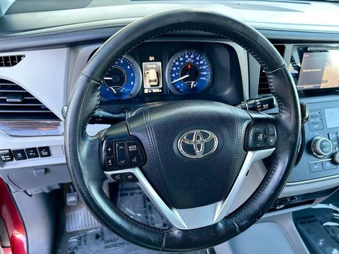 Used 2015 Toyota Sienna XLE w/ XLE Navigation Package FWD image 11