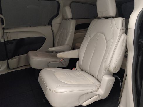 Used 2021 Chrysler Pacifica Touring-L FWD image 18