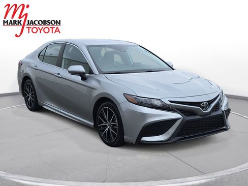Used 2023 Toyota Camry SE image 5