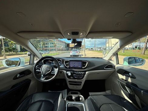 Used 2022 Chrysler Pacifica Touring-L w/ Uconnect Theater Family Group image 10