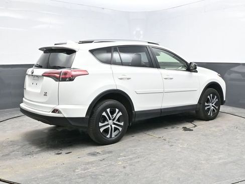 Used 2018 Toyota RAV4 LE image 7