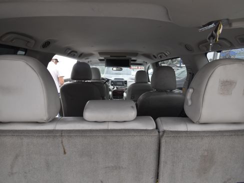 Used 2013 Toyota Sienna XLE w/ Entertainment Pkg FWD image 14