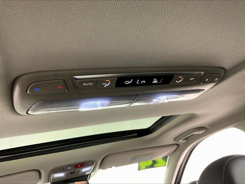 Used 2024 Kia Telluride EX w/ EX Captain's Chair Package AWD/4WD image 11