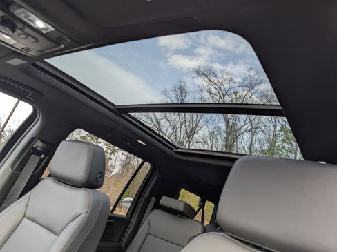 Used 2025 Chevrolet Suburban Z71 w/ Comfort Package image 15