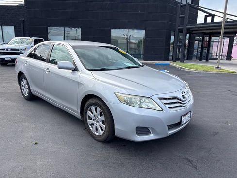 Used 2011 Toyota Camry LE FWD image 2
