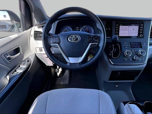 Used 2019 Toyota Sienna LE FWD image 5