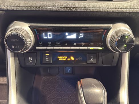 Used 2020 Toyota RAV4 Limited w/ Carpet Mat Package AWD/4WD image 30