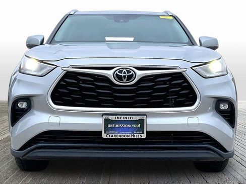 Used 2021 Toyota Highlander XLE AWD/4WD image 2