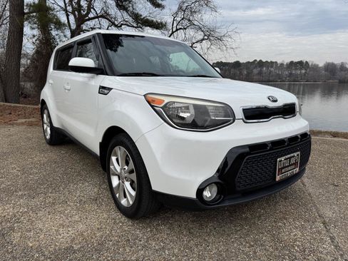 Used 2016 Kia Soul + image 1