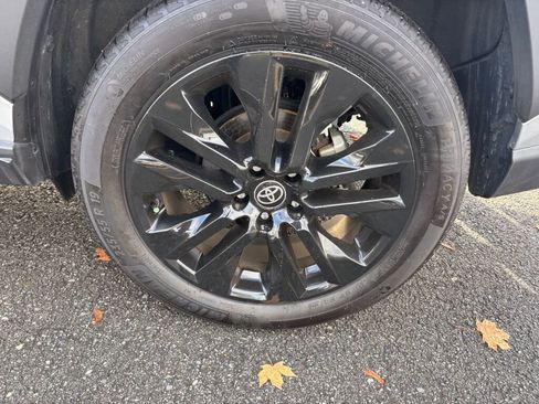 Used 2023 Toyota RAV4 XLE Premium image 9