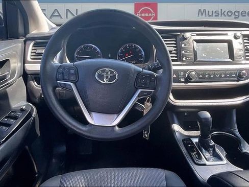 Used 2016 Toyota Highlander LE FWD image 8