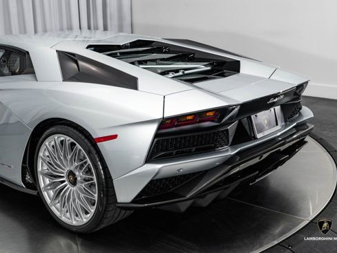 Used 2018 Lamborghini Aventador S image 27